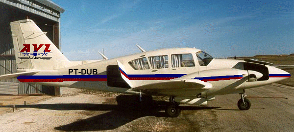 Piper Aztec hangarado na Faz. Cachoeirinha